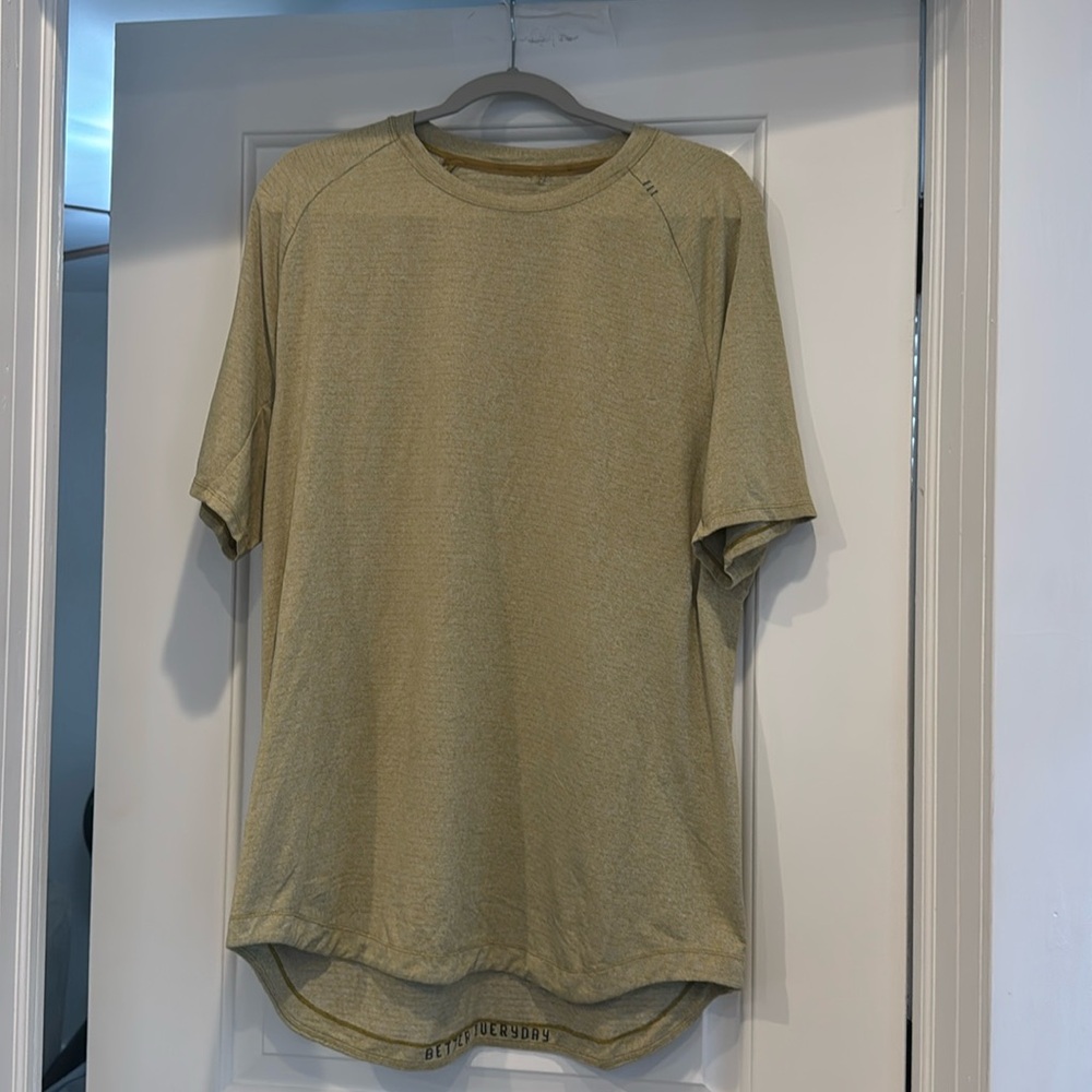 Lululemon Metal Vent Tech Short-Sleeve Shirt. XXL. Light green color